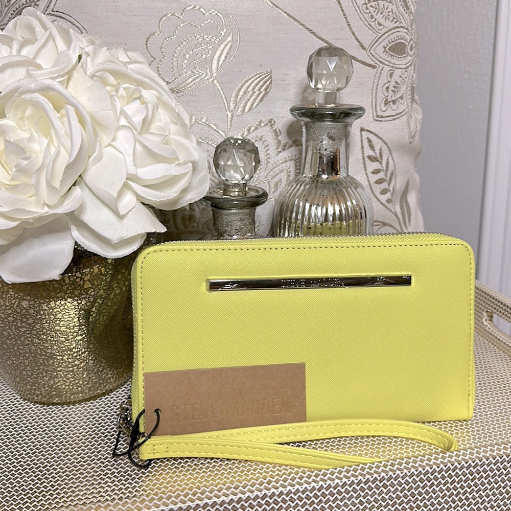 NWT Steve Madden Wristlet